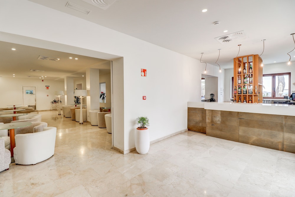 Hoposa Uyal — Restaurant & bars in Puerto Pollensa, Balearic Islands