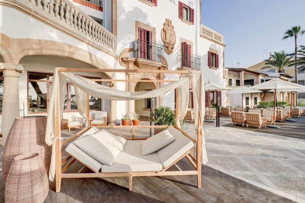 Hoposa Uyal — Hotel building in Puerto Pollensa, Balearic Islands