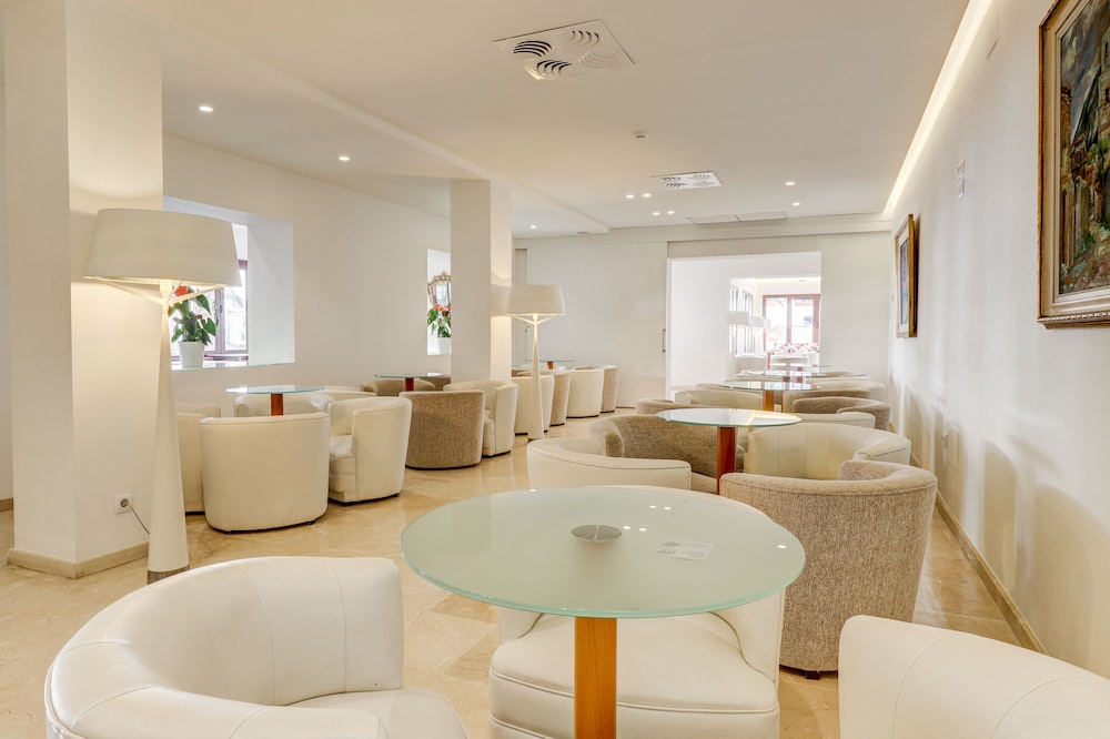 Hoposa Uyal — Restaurant & bars in Puerto Pollensa, Balearic Islands