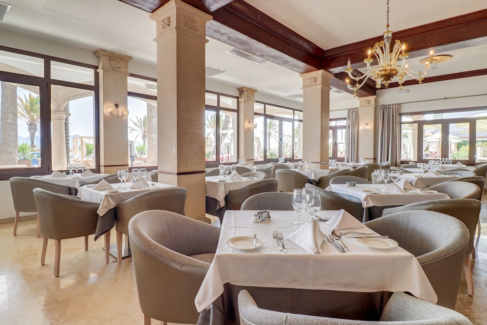 Hoposa Uyal — Restaurant & bars in Puerto Pollensa, Balearic Islands