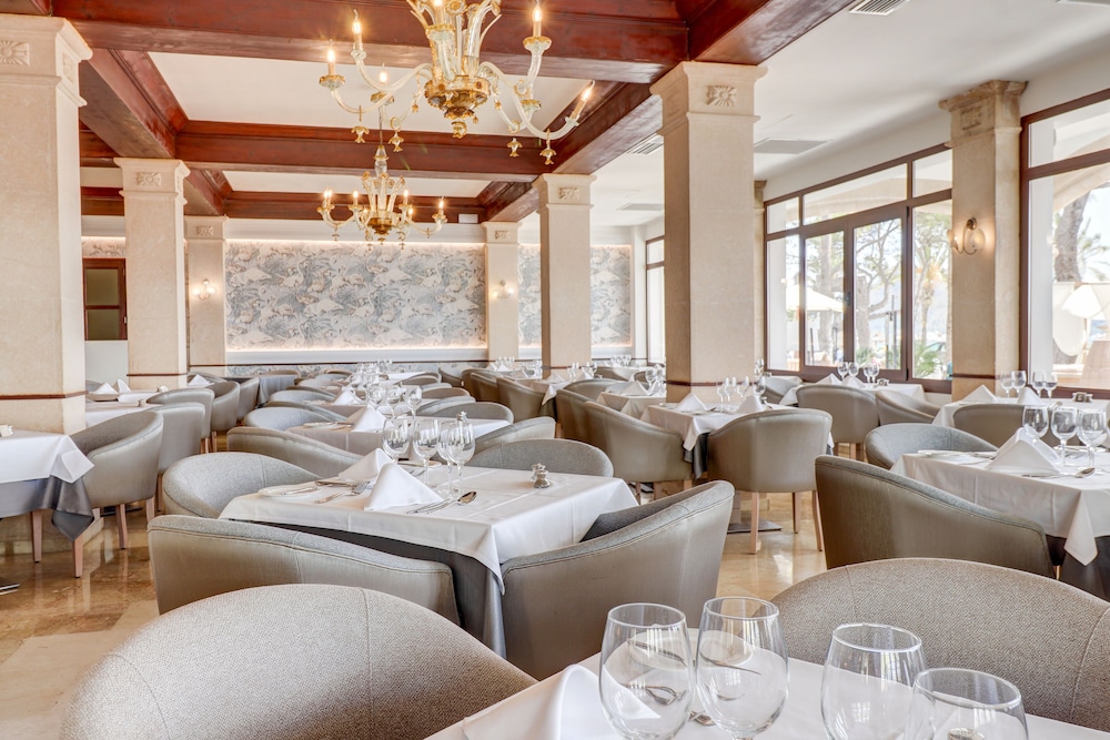 Hoposa Uyal — Restaurant & bars in Puerto Pollensa, Balearic Islands