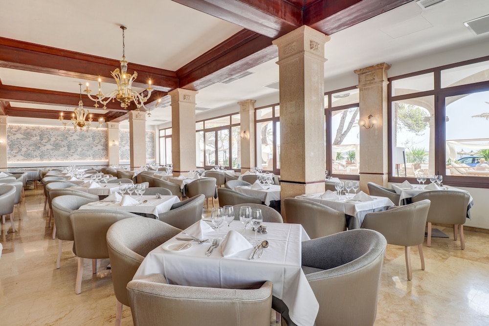 Hoposa Uyal — Restaurant & bars in Puerto Pollensa, Balearic Islands