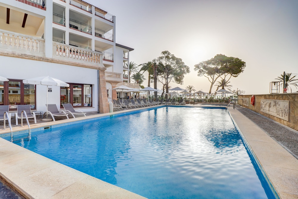 Hoposa Uyal — Swimming pool in Puerto Pollensa, Balearic Islands