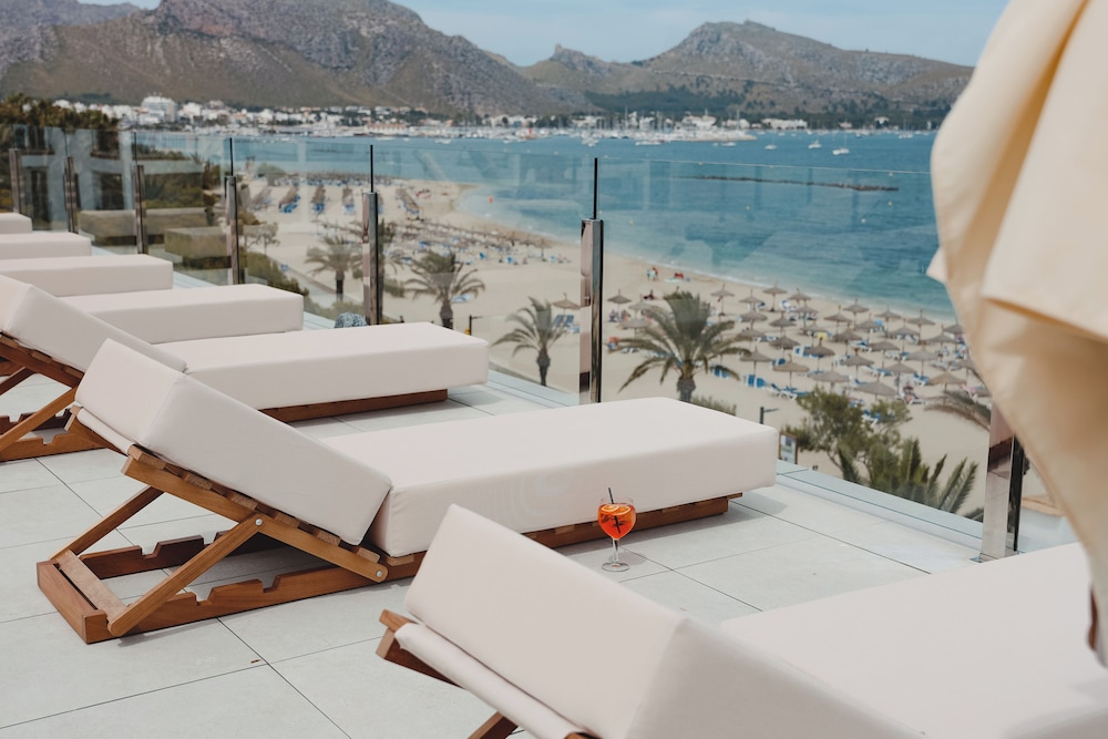 Hoposa Uyal — Restaurant & bars in Puerto Pollensa, Balearic Islands
