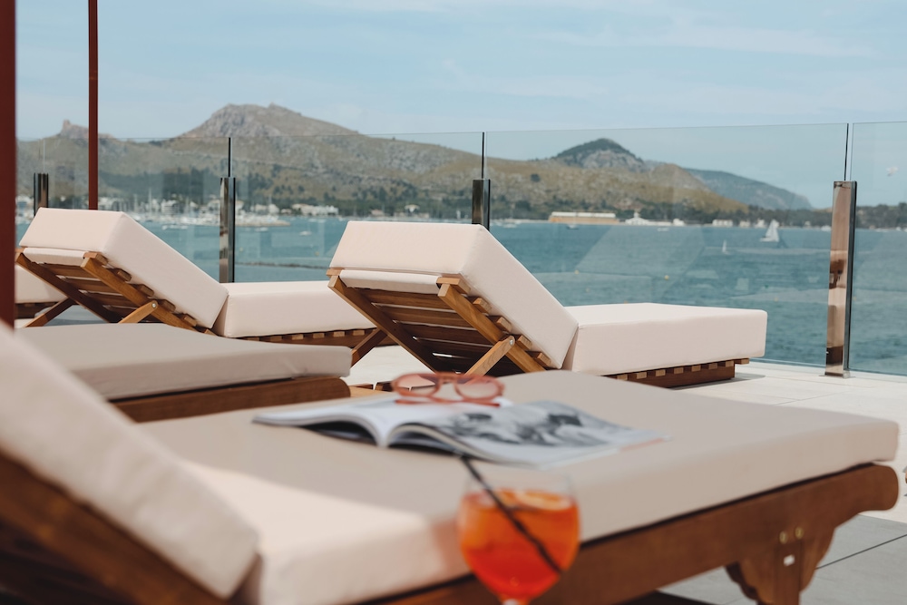 Hoposa Uyal — Restaurant & bars in Puerto Pollensa, Balearic Islands