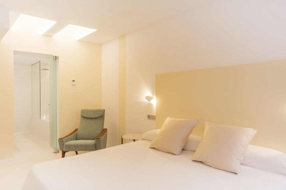 Fonda Llabres Hostal Boutique — Hotel rooms in Alcudia, Balearic Islands