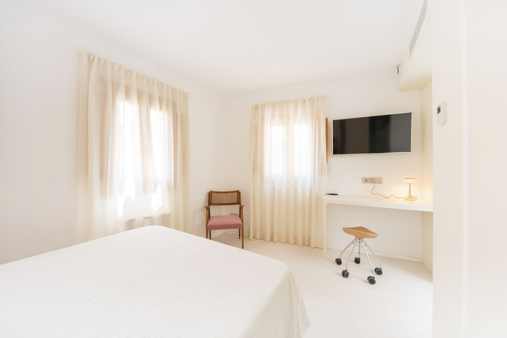 Fonda Llabres Hostal Boutique — Hotel rooms in Alcudia, Balearic Islands