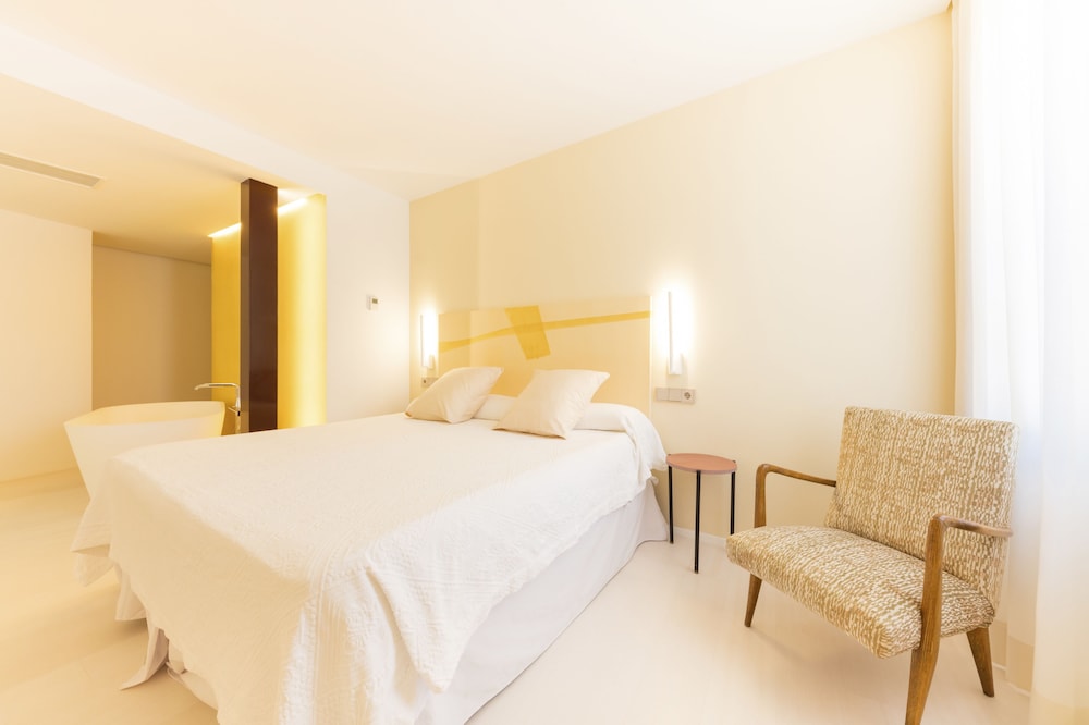 Fonda Llabres Hostal Boutique — Hotel rooms in Alcudia, Balearic Islands