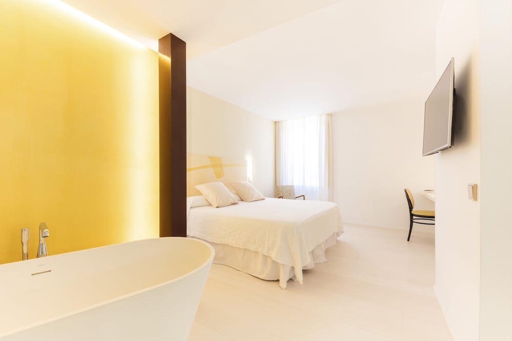 Fonda Llabres Hostal Boutique — Hotel rooms in Alcudia, Balearic Islands