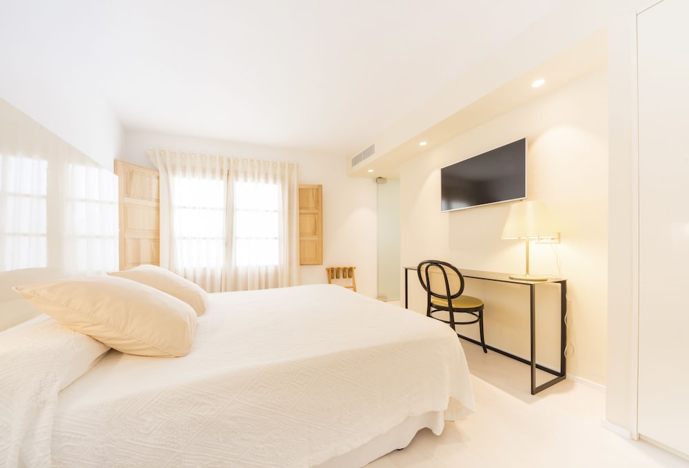 Fonda Llabres Hostal Boutique — Hotel rooms in Alcudia, Balearic Islands
