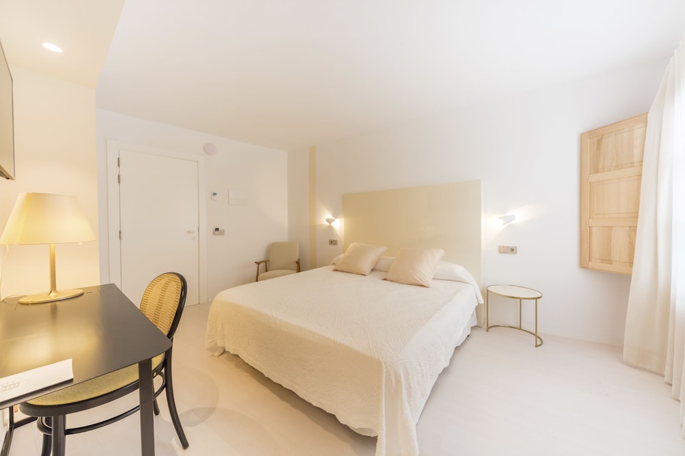 Fonda Llabres Hostal Boutique — Hotel rooms in Alcudia, Balearic Islands
