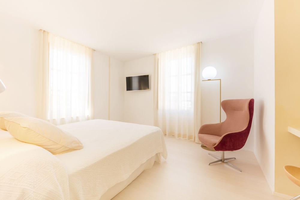 Fonda Llabres Hostal Boutique — Hotel rooms in Alcudia, Balearic Islands