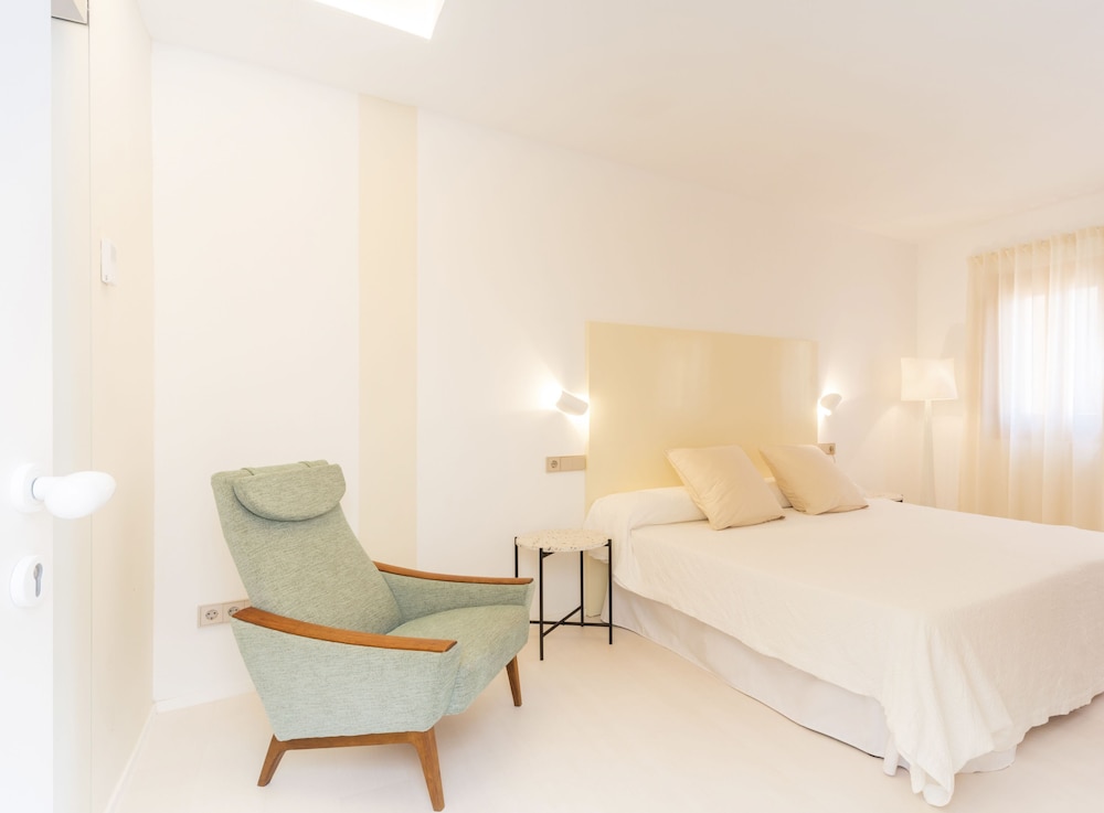 Fonda Llabres Hostal Boutique — Hotel rooms in Alcudia, Balearic Islands