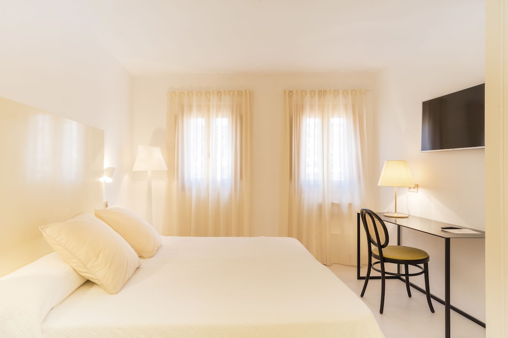 Fonda Llabres Hostal Boutique — Hotel rooms in Alcudia, Balearic Islands