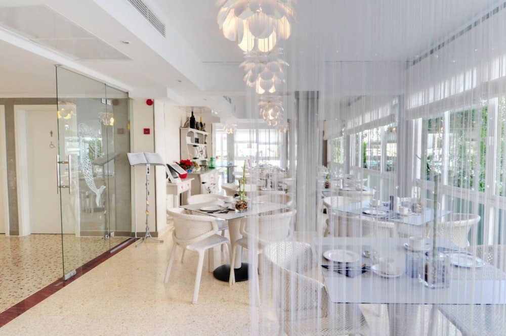 Hotel Playas del Rey — Restaurant & bars in Santa Ponca, Balearic Islands