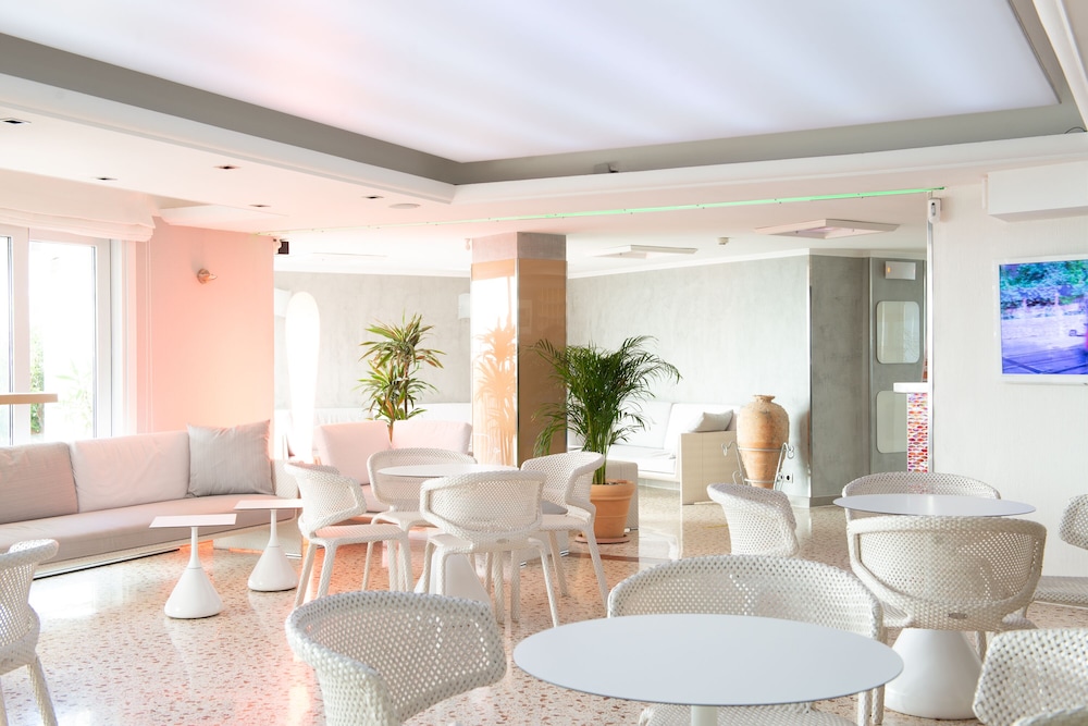 Hotel Playas del Rey — Restaurant & bars in Santa Ponca, Balearic Islands