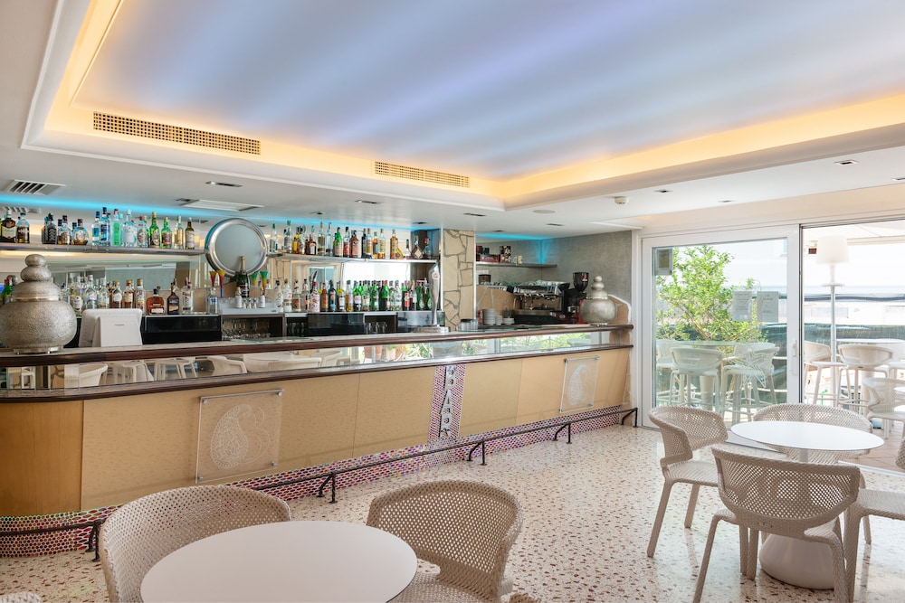 Hotel Playas del Rey — Restaurant & bars in Santa Ponca, Balearic Islands