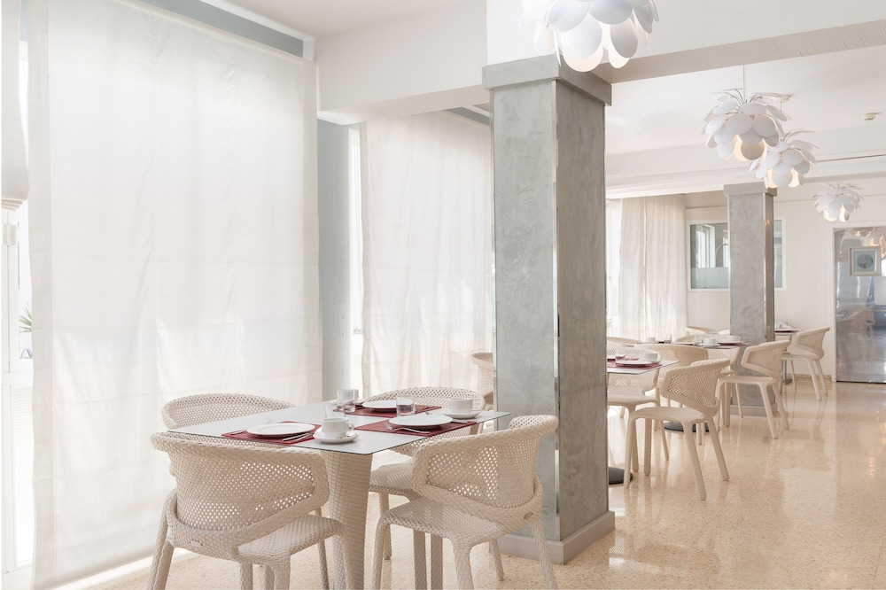 Hotel Playas del Rey — Restaurant & bars in Santa Ponca, Balearic Islands