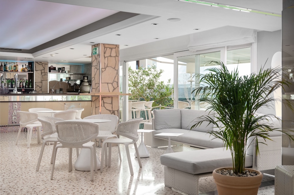 Hotel Playas del Rey — Restaurant & bars in Santa Ponca, Balearic Islands