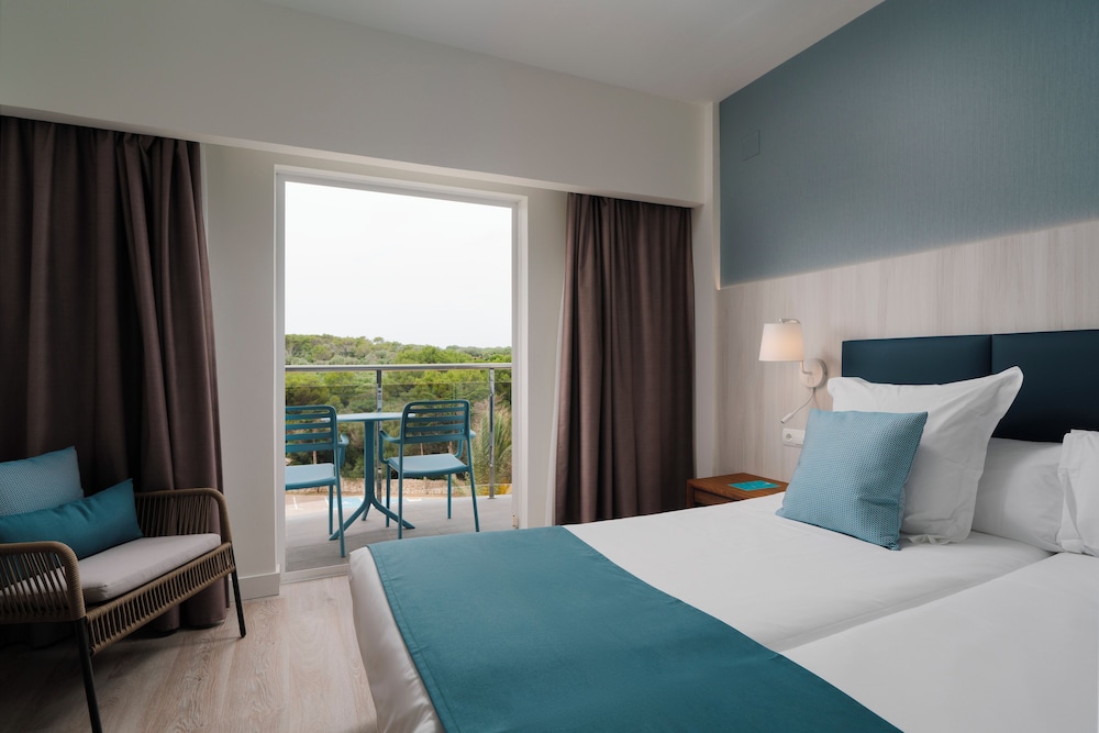Alua Illa de Menorca - Hyatt Inclusive Collection — Hotel rooms in S'Algar, Balearic Islands