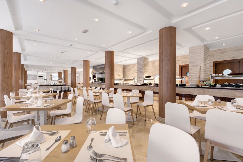 Hotel THB Gran Playa - Adults Only — Restaurant & bars in Can Picafort, Balearic Islands