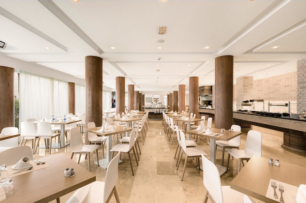 Hotel THB Gran Playa - Adults Only — Restaurant & bars in Can Picafort, Balearic Islands