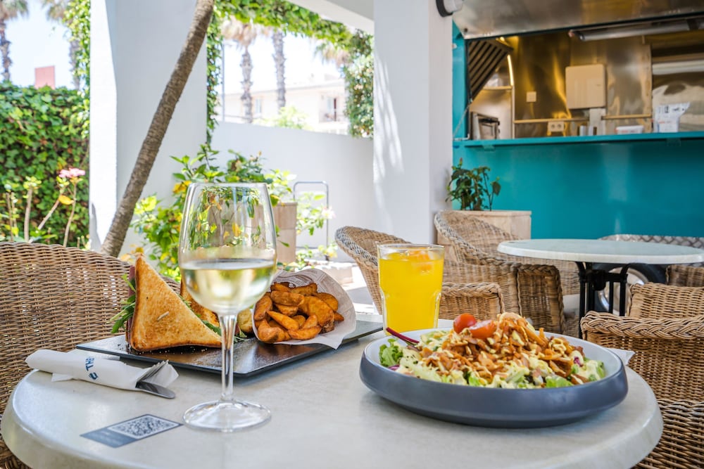 Hotel THB Gran Playa - Adults Only — Restaurant & bars in Can Picafort, Balearic Islands
