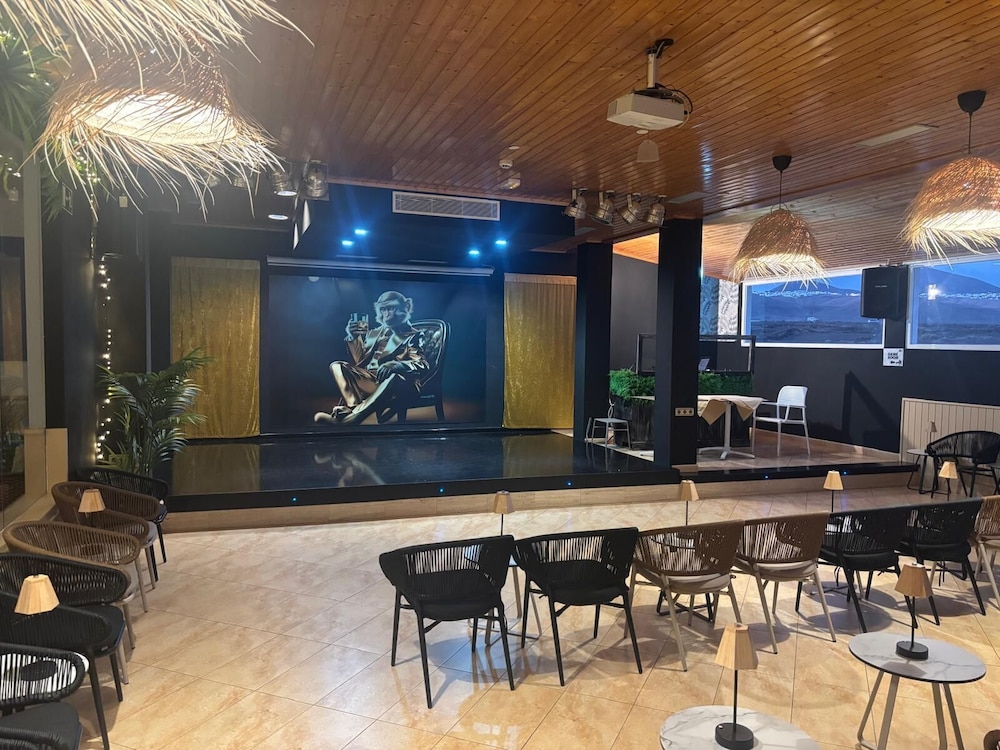 Hotel Pocillos Playa — Restaurant & bars in Puerto del Carmen, Canary Islands
