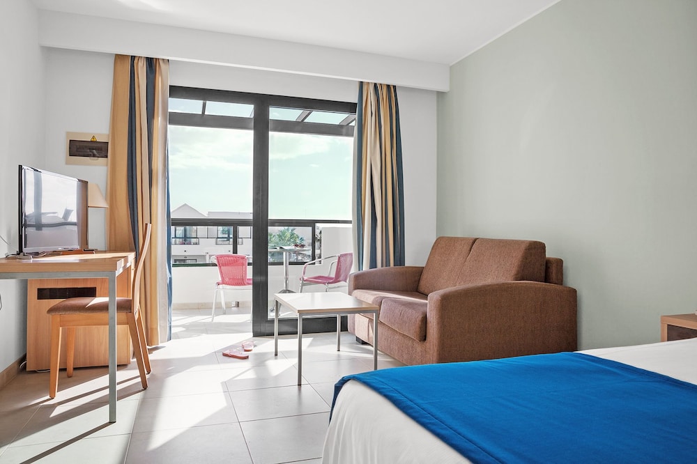 Hotel Pocillos Playa — Hotel rooms in Puerto del Carmen, Canary Islands