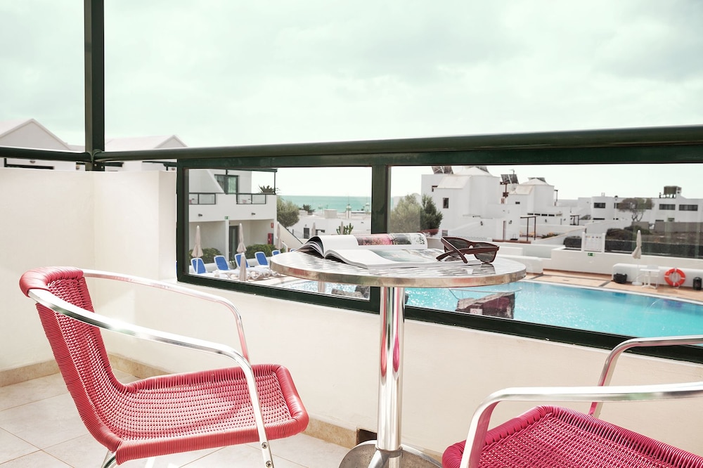 Hotel Pocillos Playa — Swimming pool in Puerto del Carmen, Canary Islands