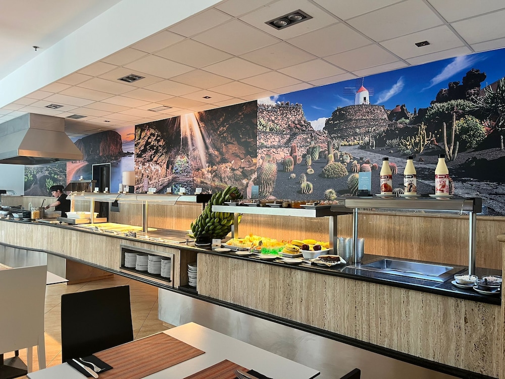 Hotel Pocillos Playa — Restaurant & bars in Puerto del Carmen, Canary Islands
