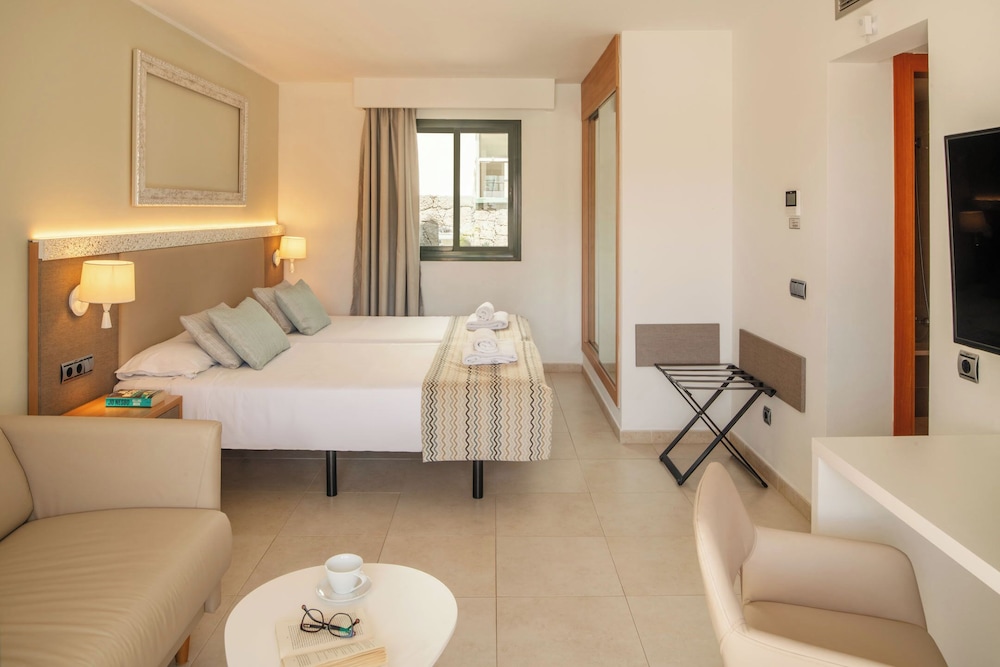 Hotel Pocillos Playa — Hotel rooms in Puerto del Carmen, Canary Islands