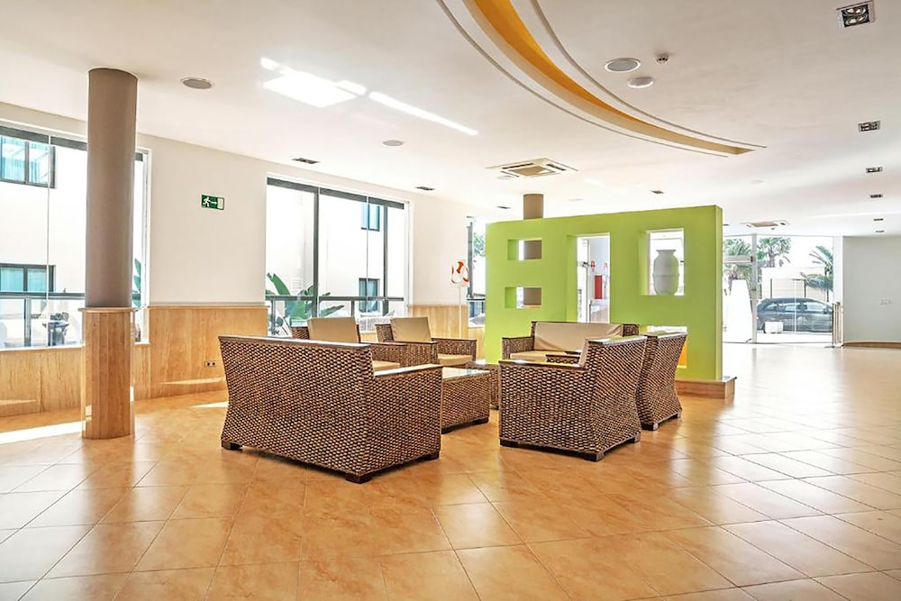 Hotel Pocillos Playa — Hotel building in Puerto del Carmen, Canary Islands