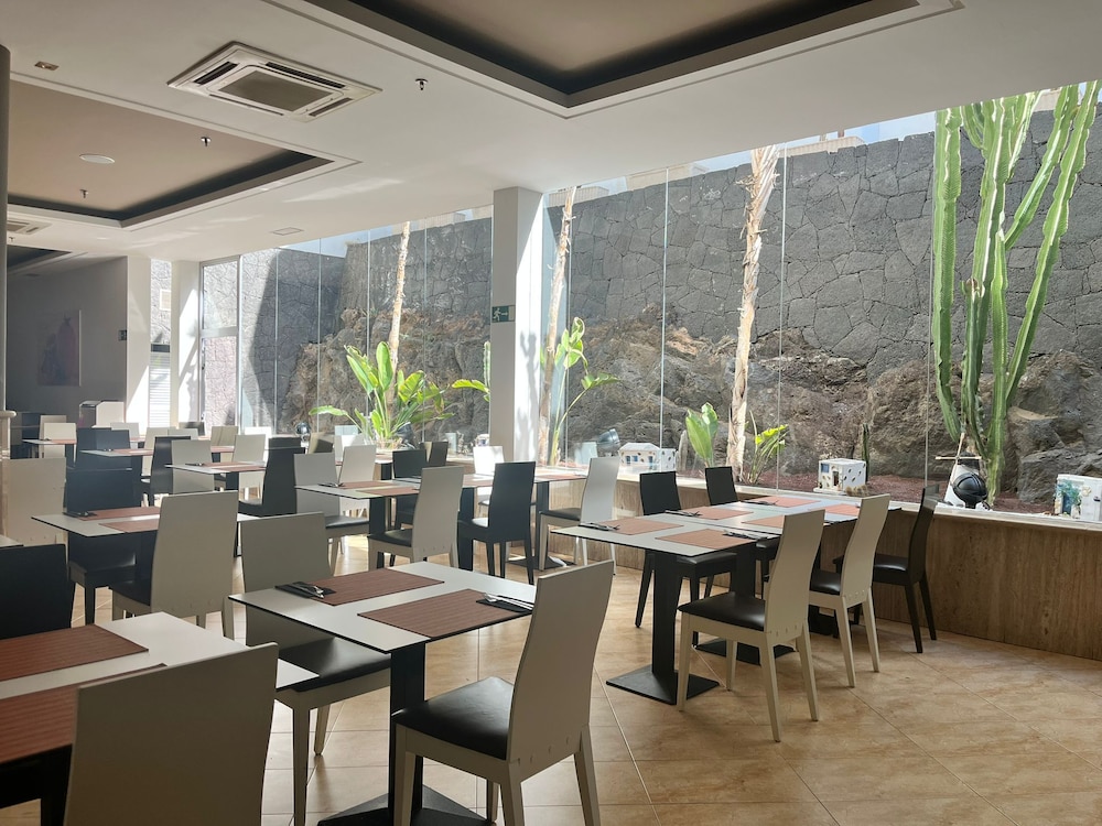 Hotel Pocillos Playa — Restaurant & bars in Puerto del Carmen, Canary Islands