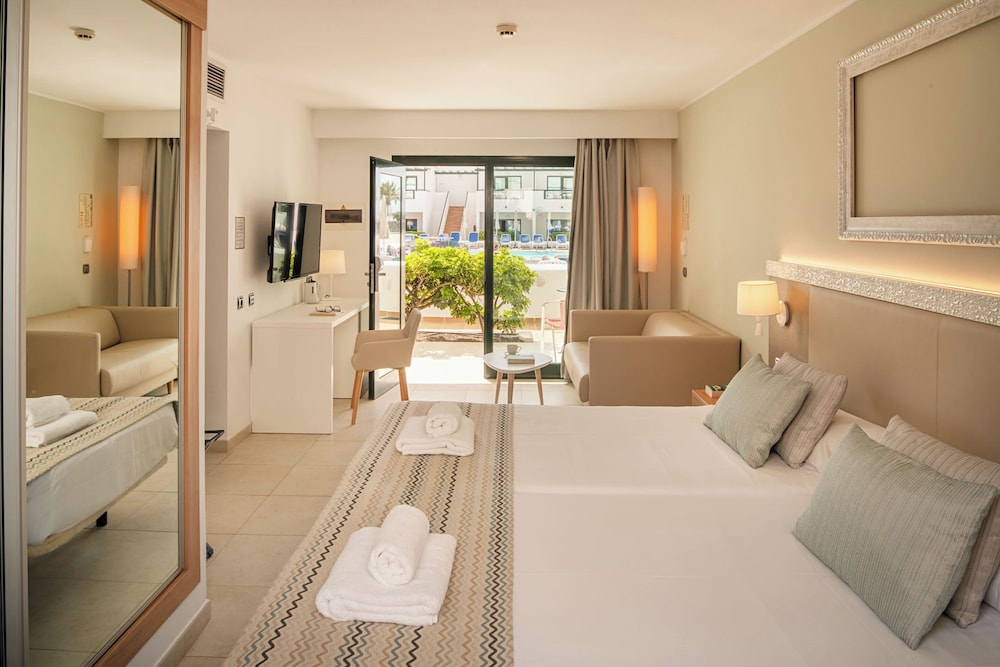 Hotel Pocillos Playa — Hotel rooms in Puerto del Carmen, Canary Islands