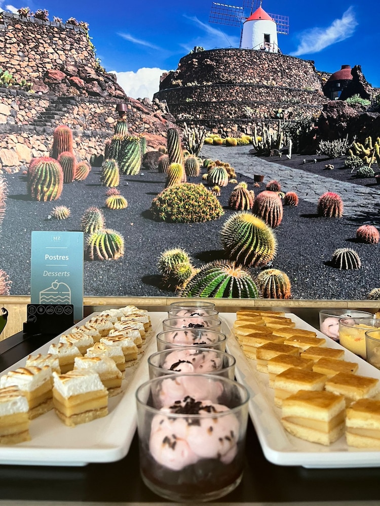 Hotel Pocillos Playa — Restaurant & bars in Puerto del Carmen, Canary Islands