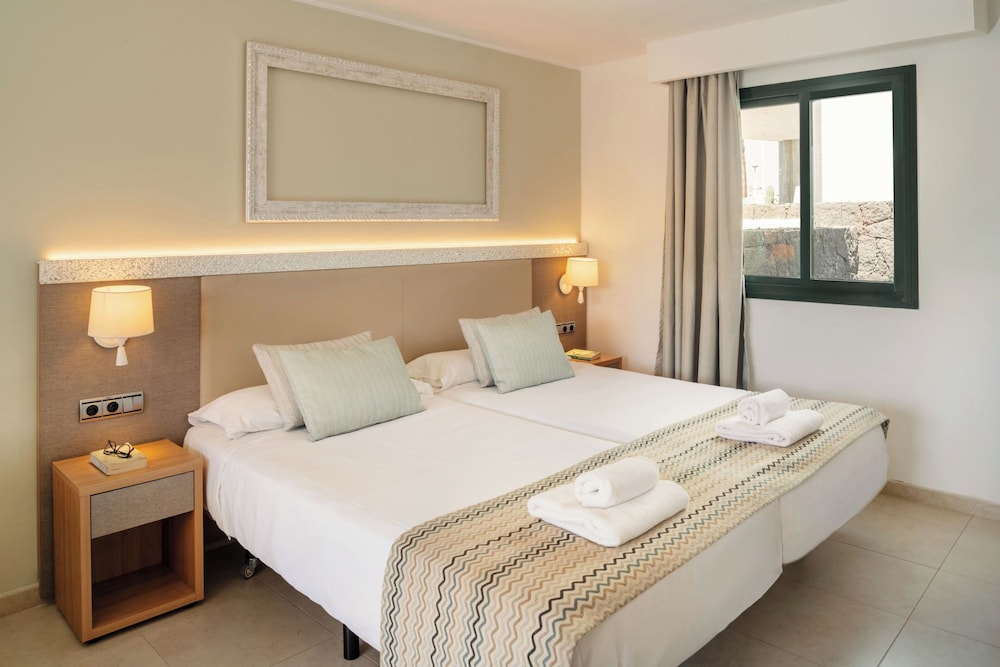 Hotel Pocillos Playa — Hotel rooms in Puerto del Carmen, Canary Islands