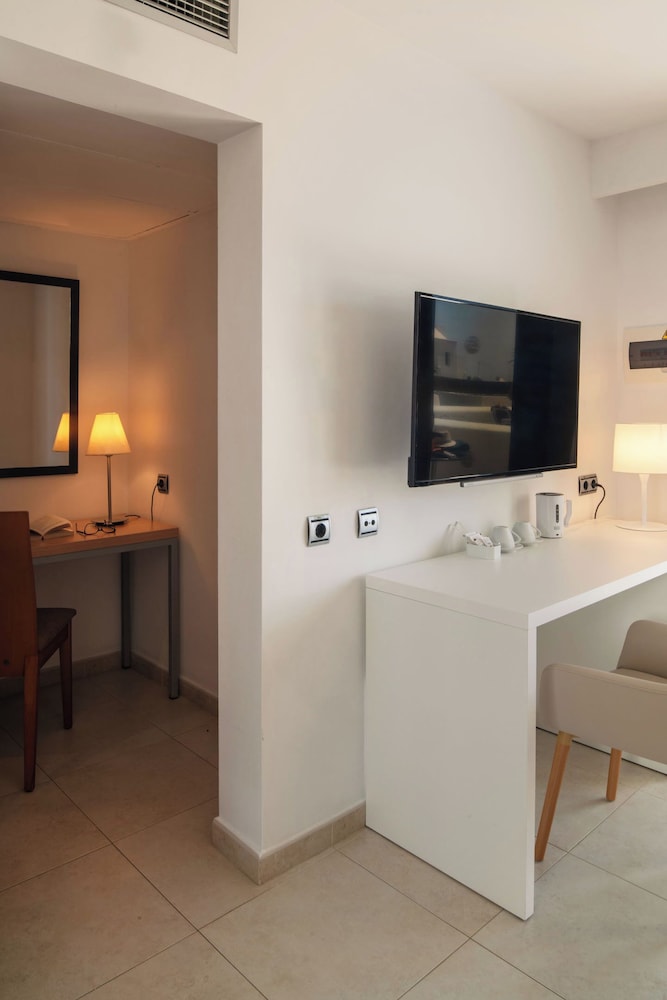 Hotel Pocillos Playa — Hotel rooms in Puerto del Carmen, Canary Islands