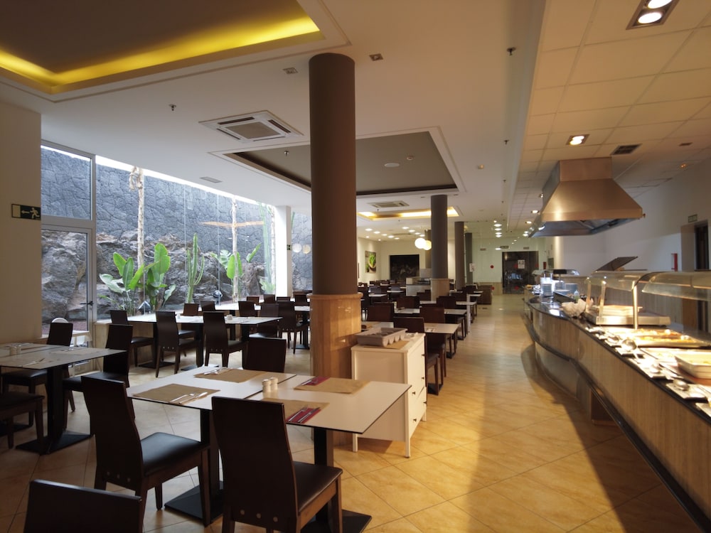 Hotel Pocillos Playa — Restaurant & bars in Puerto del Carmen, Canary Islands