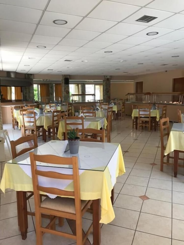 Village Inn Studios & Family Apartments — Restaurant & bars in Laganas, Ionian Islands
