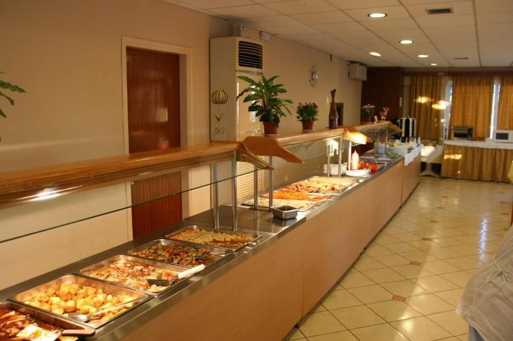 Village Inn Studios & Family Apartments — Restaurant & bars in Laganas, Ionian Islands