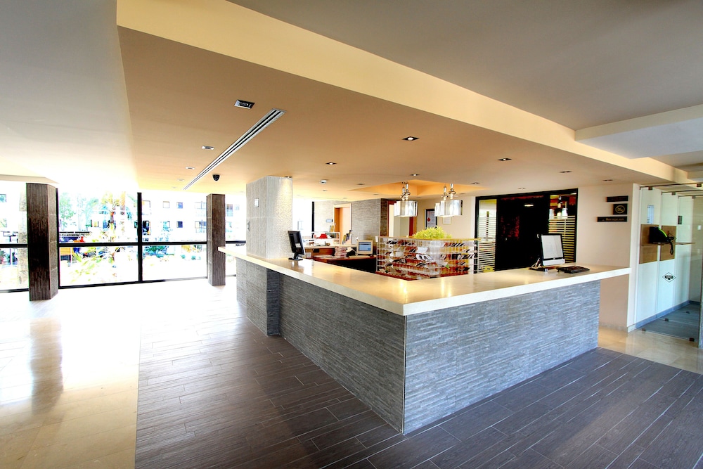 Protur Palmeras Playa Hotel - All Inclusive — Restaurant & bars in S'Illot, Balearic Islands