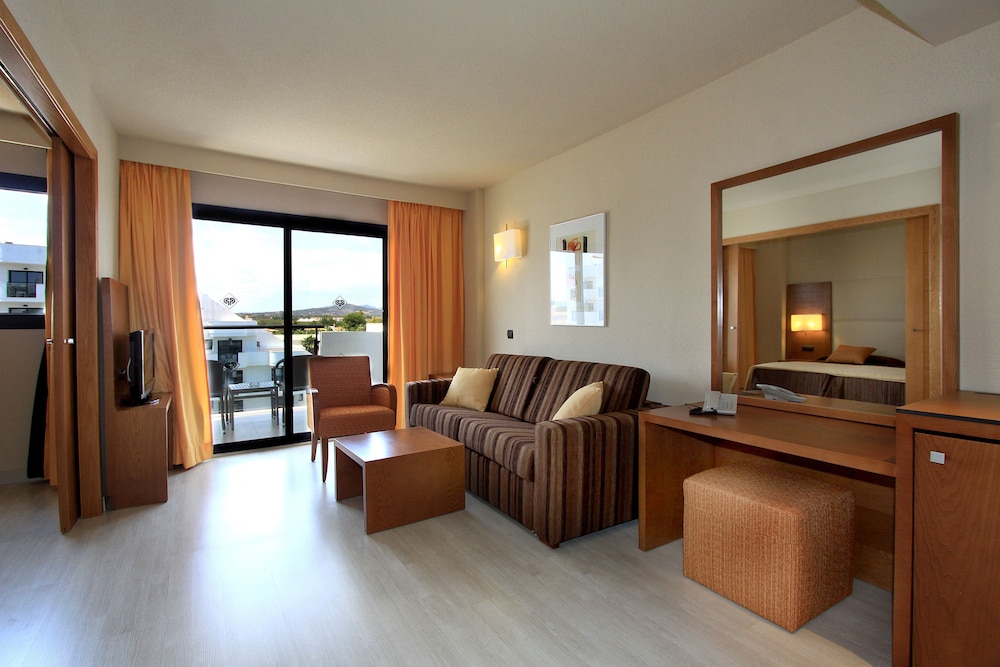 Protur Palmeras Playa Hotel - All Inclusive — Hotel rooms in S'Illot, Balearic Islands