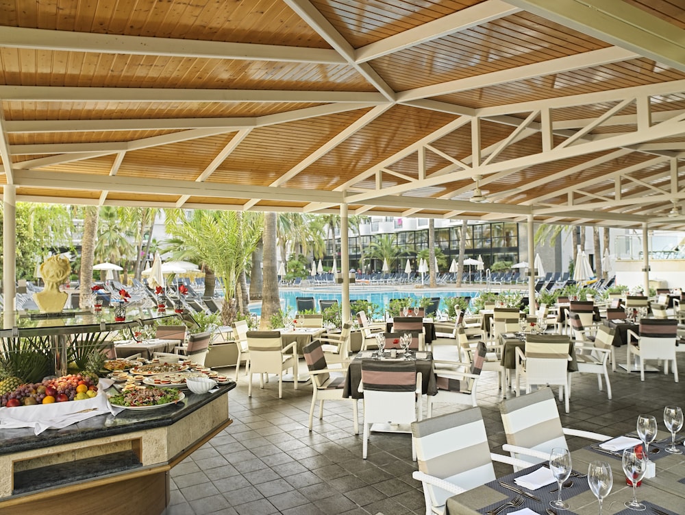 Protur Palmeras Playa Hotel - All Inclusive — Restaurant & bars in S'Illot, Balearic Islands