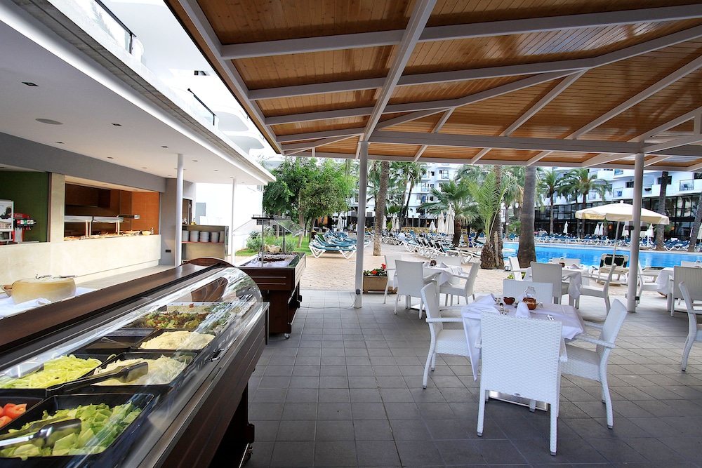 Protur Palmeras Playa Hotel - All Inclusive — Restaurant & bars in S'Illot, Balearic Islands