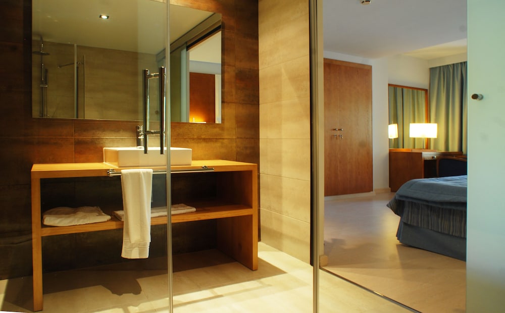 Protur Palmeras Playa Hotel - All Inclusive — Hotel rooms in S'Illot, Balearic Islands