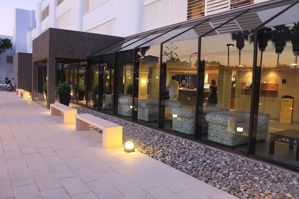Protur Palmeras Playa Hotel - All Inclusive — Hotel building in S'Illot, Balearic Islands