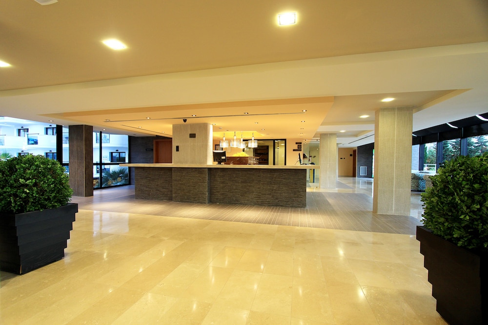Protur Palmeras Playa Hotel - All Inclusive — Hotel building in S'Illot, Balearic Islands