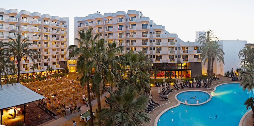 Protur Palmeras Playa Hotel - All Inclusive — Hotel building in S'Illot, Balearic Islands