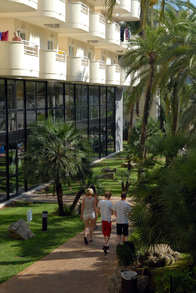 Protur Palmeras Playa Hotel - All Inclusive — Hotel building in S'Illot, Balearic Islands